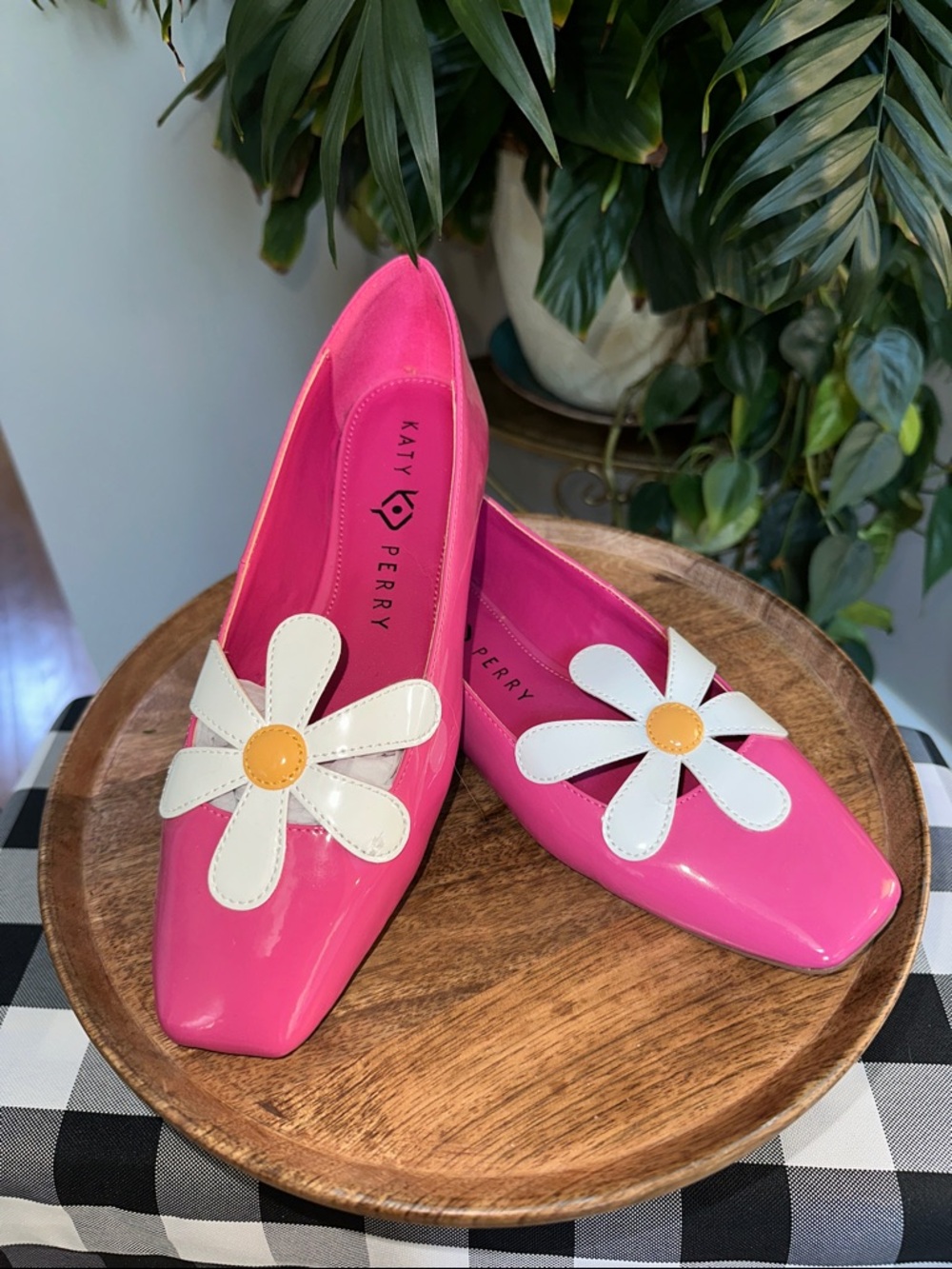 Katy Perry Evie Daisy Collections Hot Pink Patent Flats with Daisy size 6 NWOT